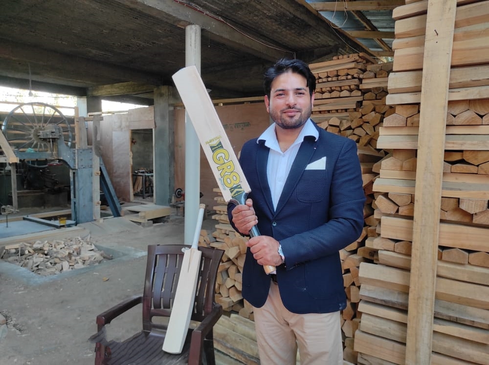 Kashmir willow cricket bat