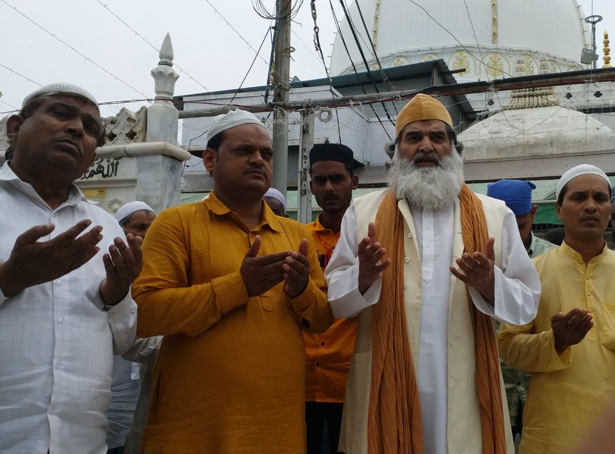 prayer-at-ajmer-sharif-shrine-for-aryan-bail