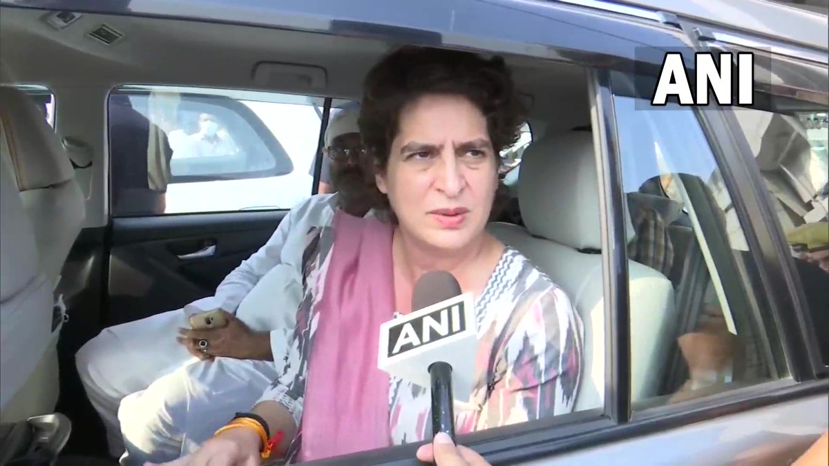 Lucknow: Priyanka Gandhi Vadra & her convoy stopped by Police on their way to Agra