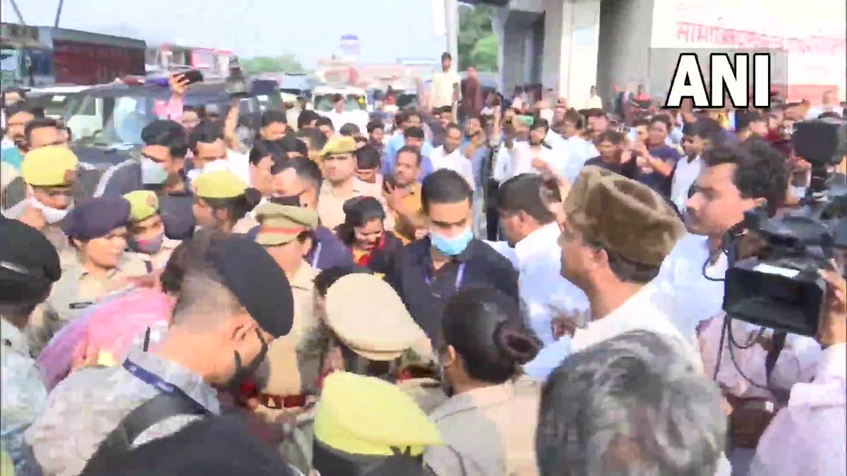 Lucknow: Priyanka Gandhi Vadra & her convoy stopped by Police on their way to Agra