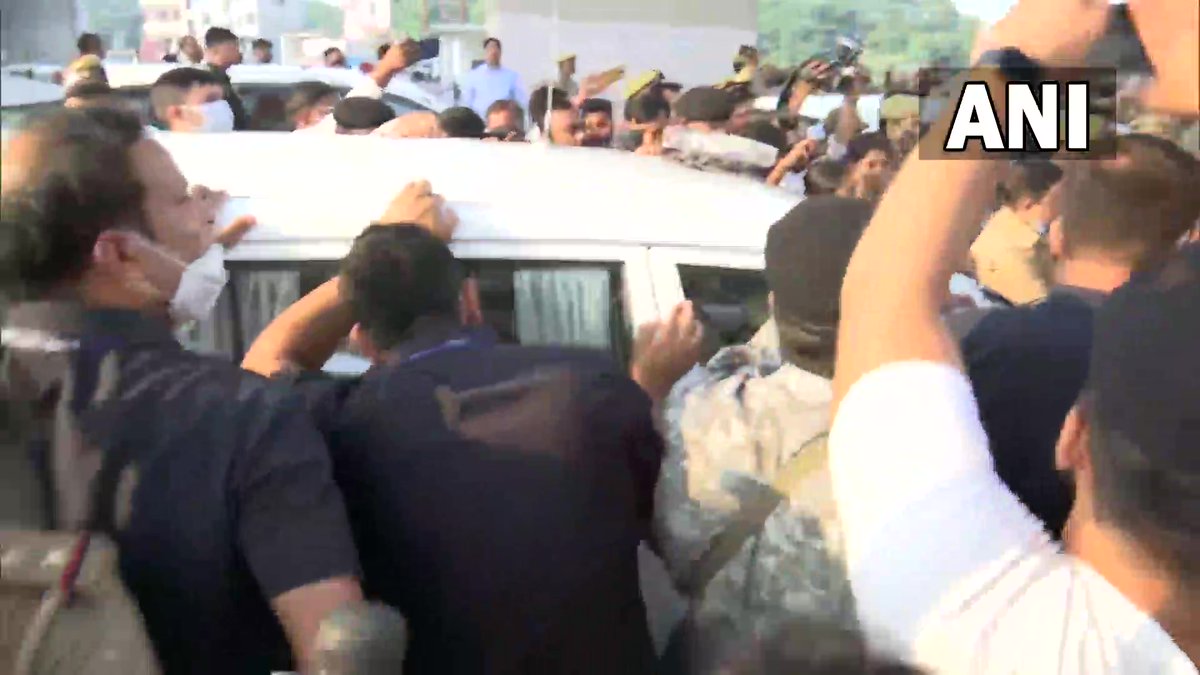 Lucknow: Priyanka Gandhi Vadra & her convoy stopped by Police on their way to Agra