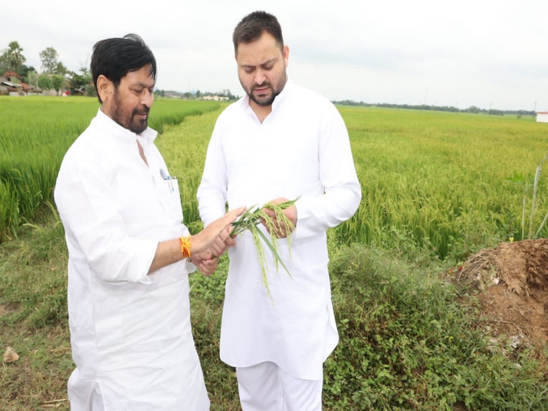 जयप्रकाश नारायण यादव के साथ तेजस्वी