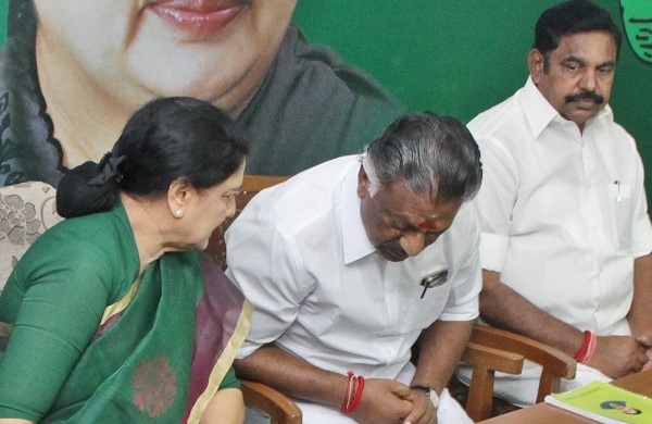 SASIKALA, சசிகலா, ஜெயலலிதா நினைவிடம், sasikala in jeyalalitha memorial