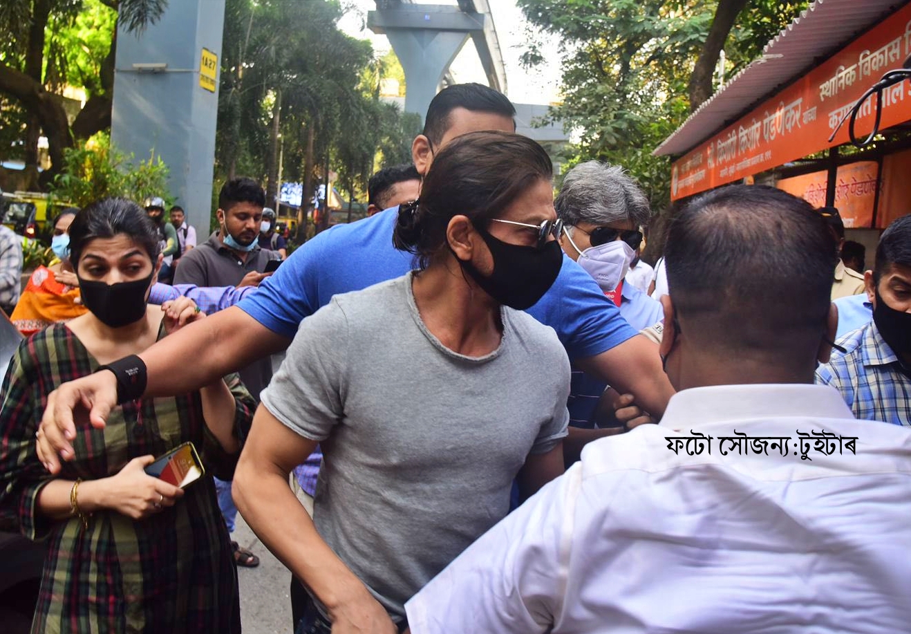 Shah Rukh Khan reaches Arthur Road Jail to meet son Aryan Khan