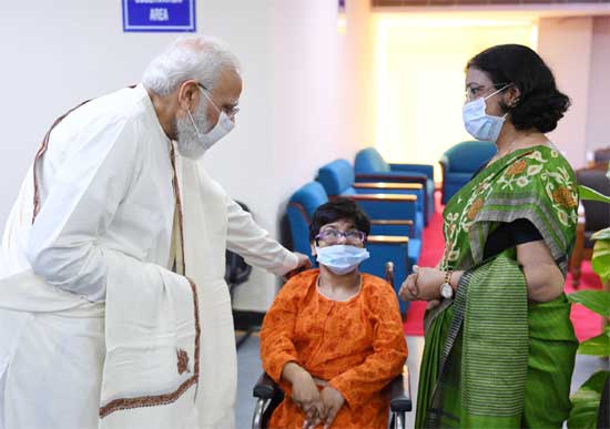 pm-modi-meets-special-girl-chhavi-agarwal