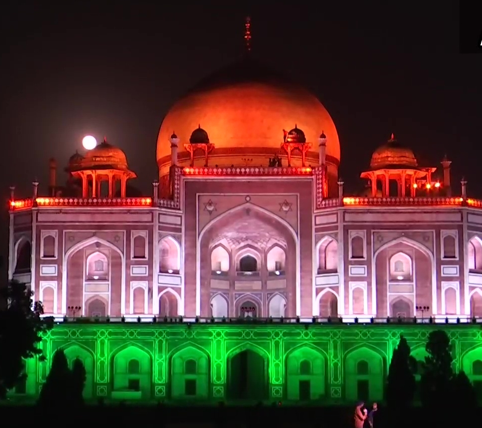 lighted-up-currency-building-and-metcalfe-hall-in-kolkata-to-celebrat