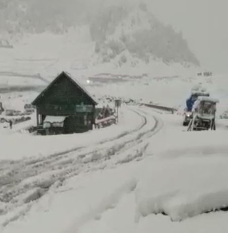 snow fall in kashmir valley