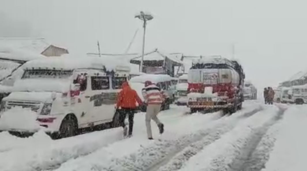 snow fall in kashmir valley