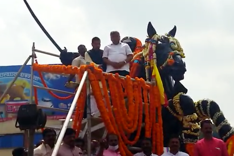 ಚೆನ್ನಮ್ಮ ಪುತ್ಥಳಿಗೆ ಮಾಲಾರ್ಪಣೆ