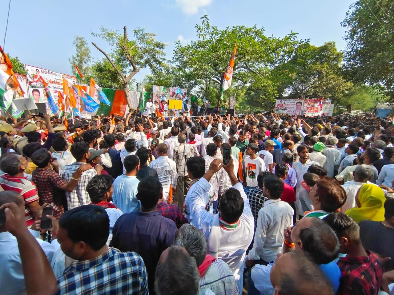 छह प्रमुख प्रतिज्ञाओं के साथ प्रियंका गांधी ने प्रतिज्ञा रथ को दिखाई हरी झंडी