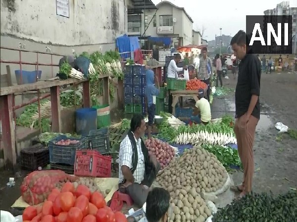 Rise in fuel prices pushed up, Rise in fuel prices pushed up cost of veggies and fruits, Rise in fuel prices pushed up cost of veggies and fruits in Delhi, ಗಗನಕ್ಕೇರುತ್ತಿರುವ ತರಕಾರಿ ಮತ್ತು ಹಣ್ಣುಗಳ ಬೆಲೆ, ಇಂಧನ ಬೆಲೆಯಿಂದಾಗಿ ಗಗನಕ್ಕೇರುತ್ತಿರುವ ತರಕಾರಿ ಮತ್ತು ಹಣ್ಣುಗಳ ಬೆಲೆ, ದೆಹಲಿಯಲ್ಲಿ ಗಗನಕ್ಕೇರುತ್ತಿರುವ ತರಕಾರಿ ಮತ್ತು ಹಣ್ಣುಗಳ ಬೆಲೆ,