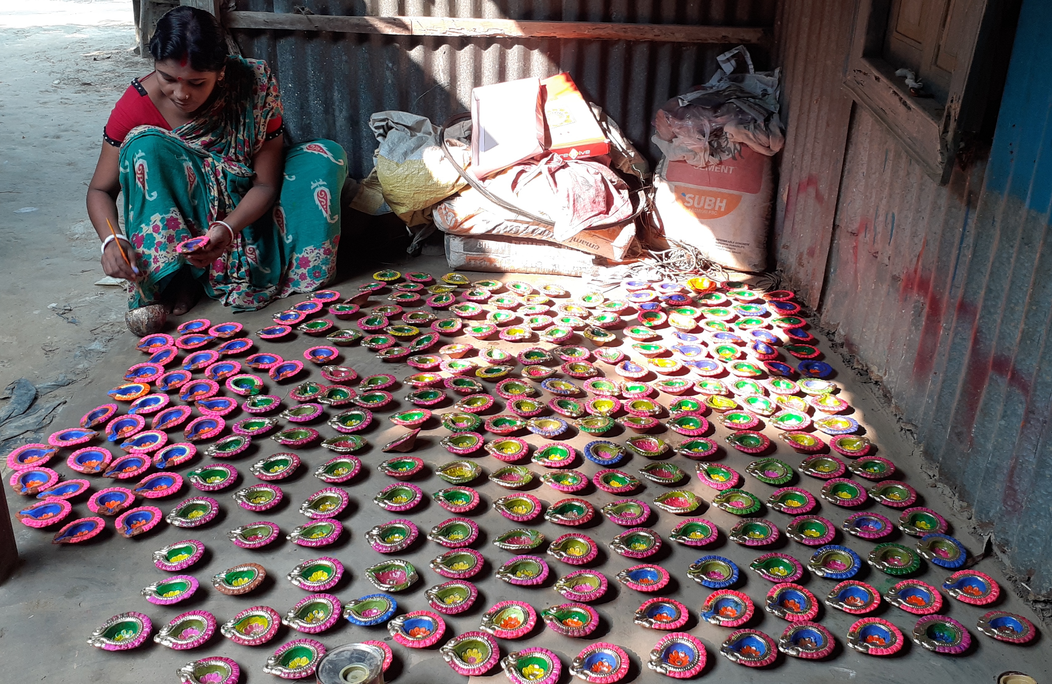 প্রদীপ রং করতে ব্যস্ত দুলালী