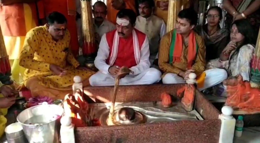 उपमुख्यमंत्री केशव प्रसाद मौर्य ने संगम तट पर स्थित मनकामेश्वर मंदिर में पूजन-अर्चन किया.