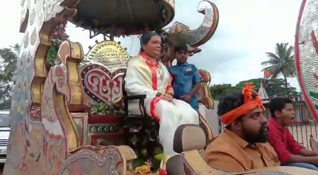 ಅಗಲಿದ ಮಡದಿಯ  ಮೂರ್ತಿ ಪ್ರತಿಷ್ಠಾಪಿಸಿದ ಗಂಡ