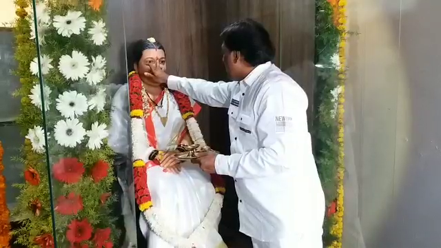 ಅಗಲಿದ ಮಡದಿಯ  ಮೂರ್ತಿ ಪ್ರತಿಷ್ಠಾಪಿಸಿದ ಗಂಡ