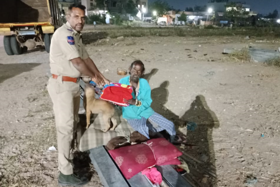 police donated blankets to beggars