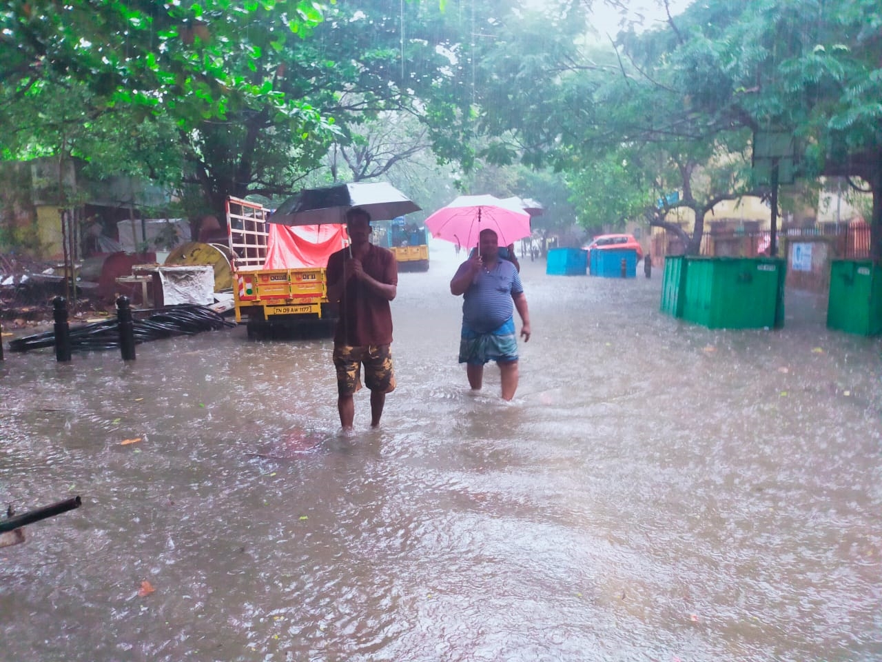 சாலையில் சூழ்ந்துள்ள மழை வெள்ளம்