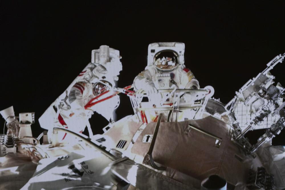 china astronauts space walk