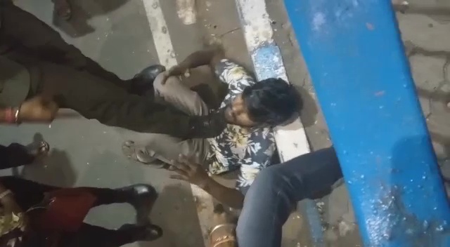 Police Volunteer brutally thrashes snatcher