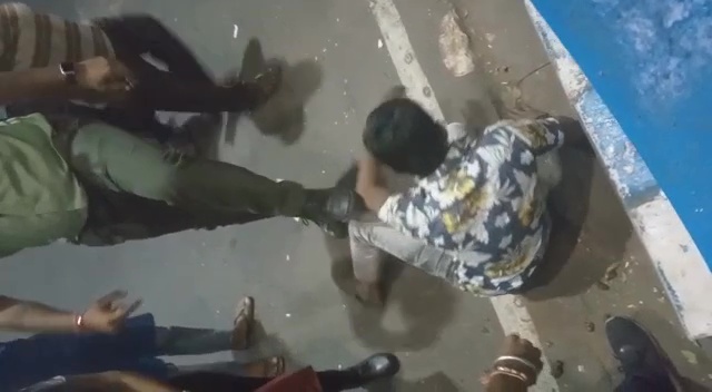 Police Volunteer brutally thrashes snatcher