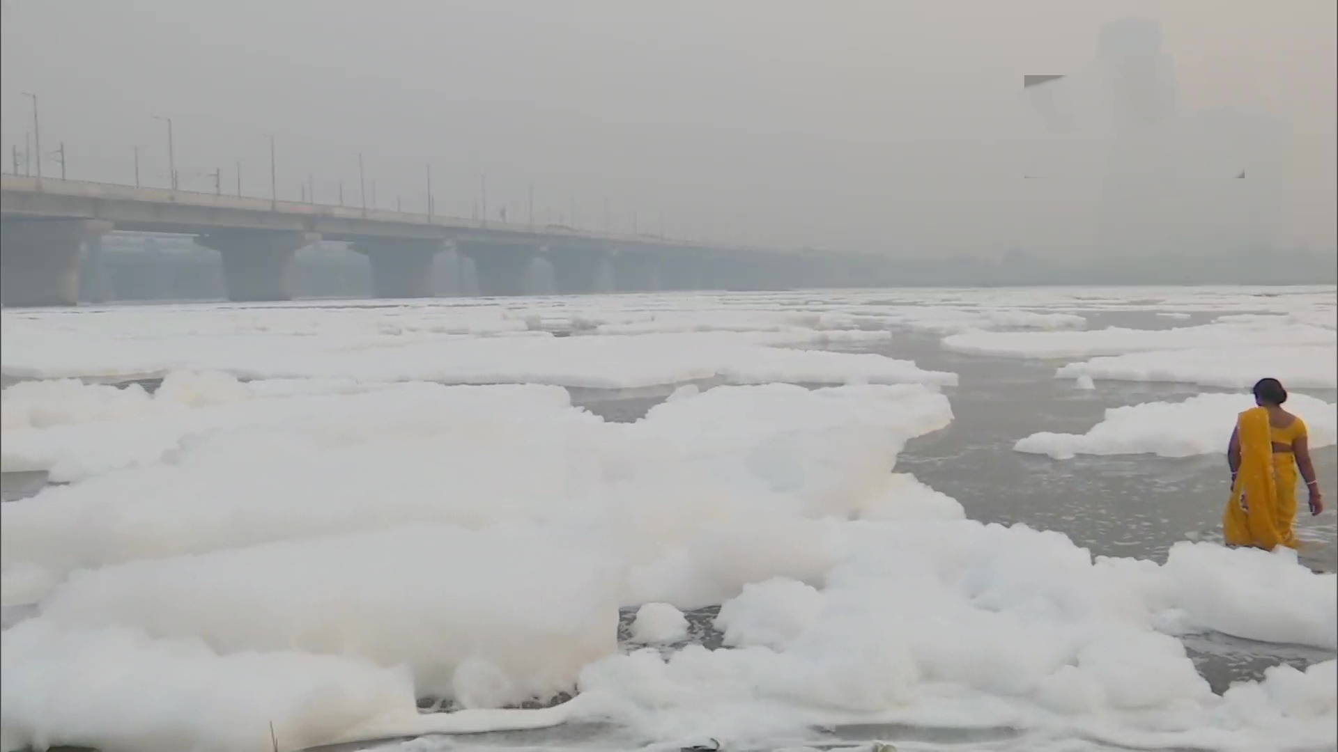 toxic foam in yamuna river