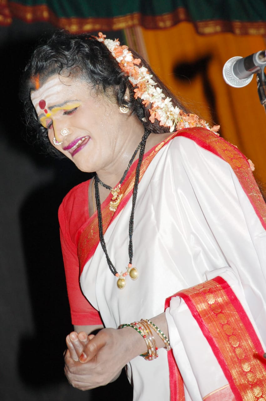 Manjamma Jogati receives the Padma Shri award