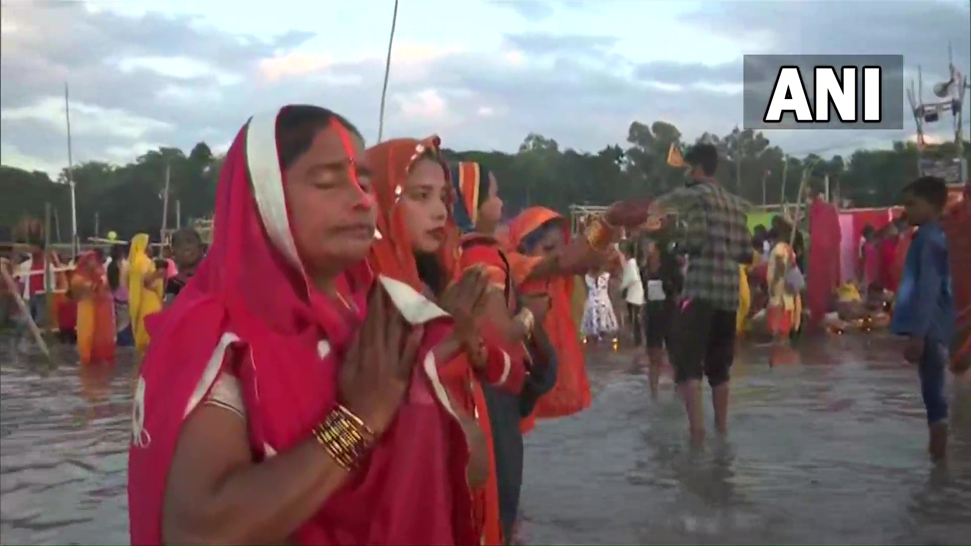 असम के गुवाहाटी में बुधवार को ब्रह्मपुत्र घाट पर पूजा करतीं छठव्रती