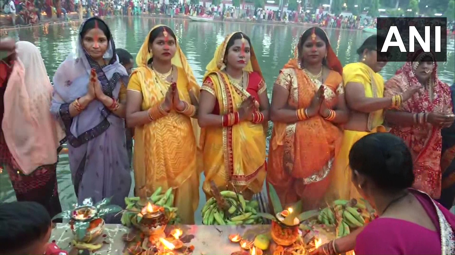 गोरखपुर में गुरु गोरखनाथ मंदिर में छठव्रती