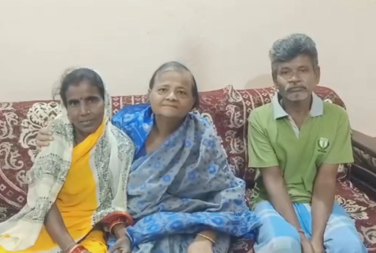 old woman donation to rikshaw puller