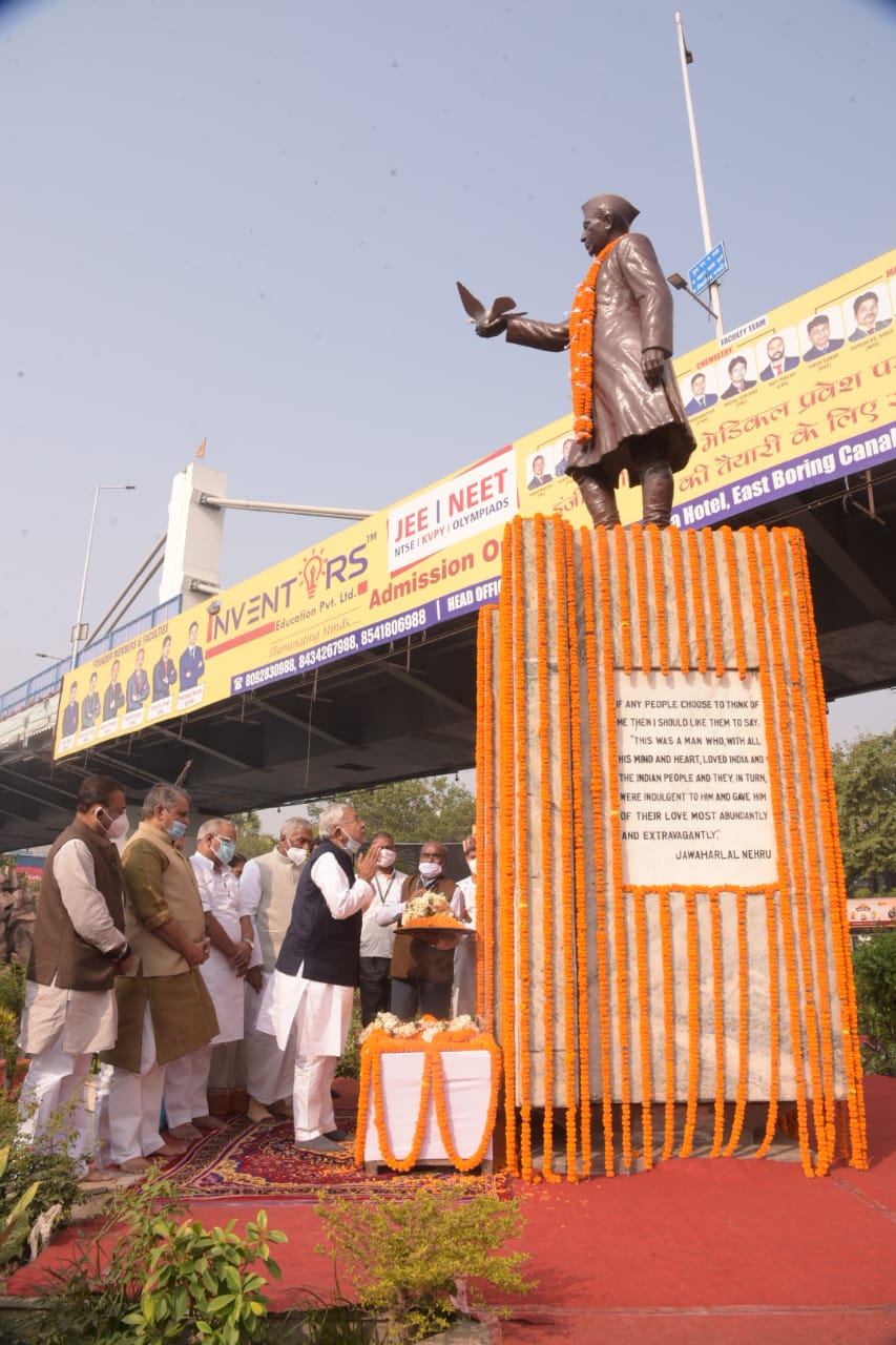 पंडित नेहरु को श्रद्धांजलि देते सीएम नीतीश कुमार