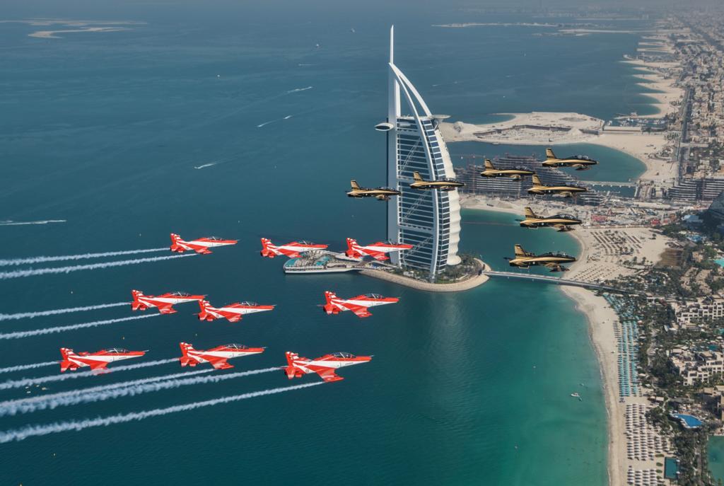 Dubai Air Show 2021: ଉଦଯାପନୀ ଦିବସରେ ଦୃଷ୍ଟି ଆକର୍ଷଣ କଲା ସୂର୍ଯ୍ୟକିରଣ ଓ ତେଜସ