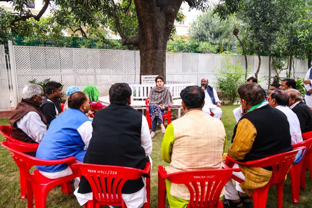 पीड़ित परिवार से बात करतीं कांग्रेस महासचिव प्रियंका गांधी