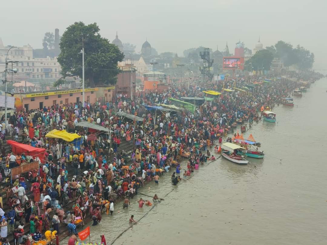 अयोध्या में स्नान करने पहुंचे श्रद्धालु.