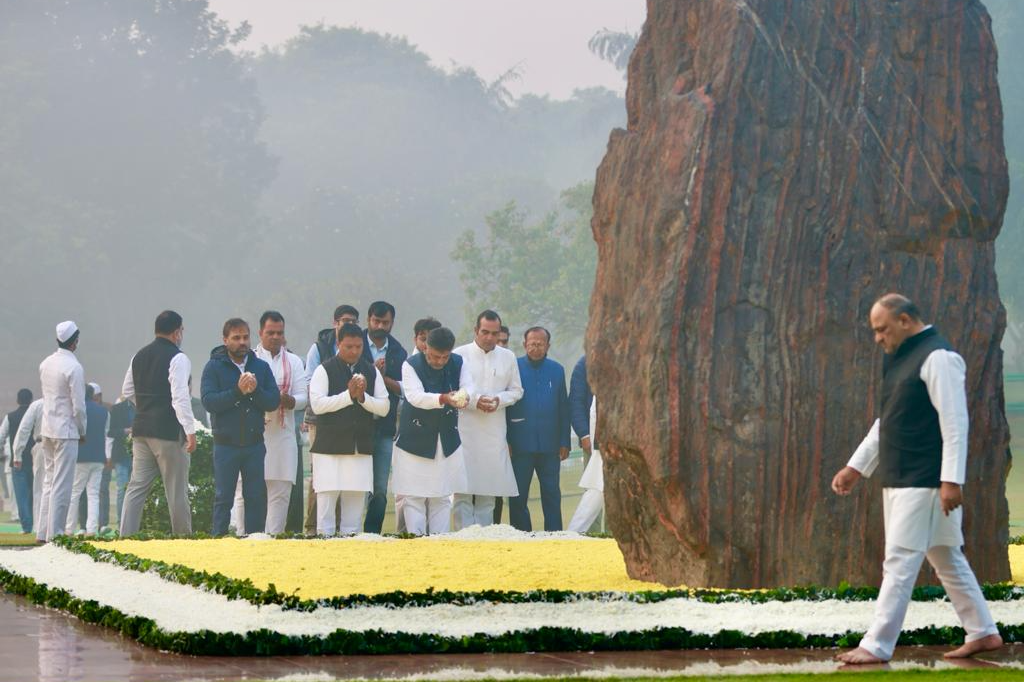 ಇಂದಿರಾ ಗಾಂಧಿ ಅವರ ಸ್ಮಾರಕ 'ಶಕ್ತಿ ಸ್ಥಳ'ಕ್ಕೆ ತೆರಳಿ ಪುಷ್ಪ ನಮನ ಸಲ್ಲಿಸಿದ ಡಿ.ಕೆ. ಶಿವಕುಮಾರ್