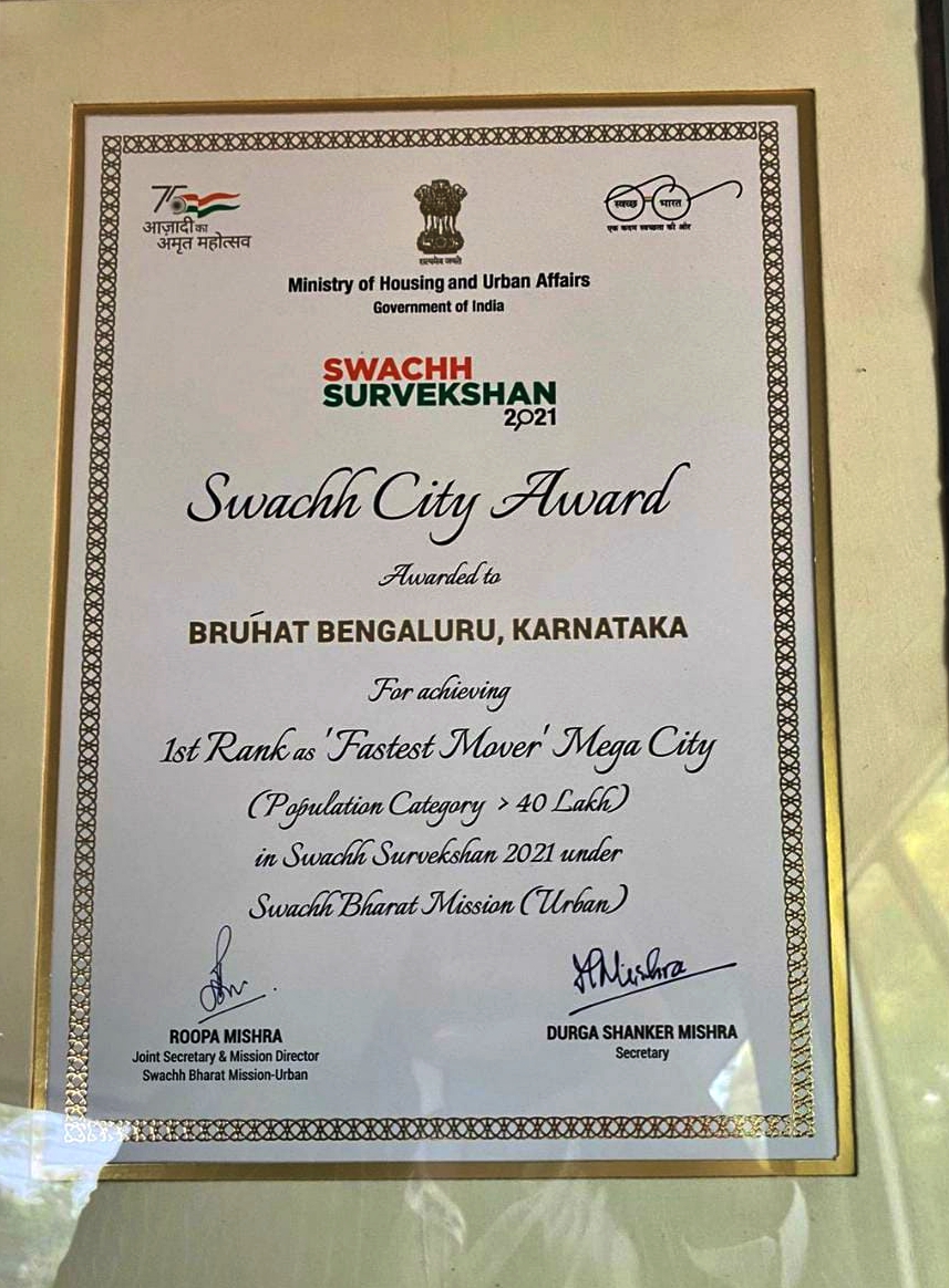 bbmp recieves clean city award