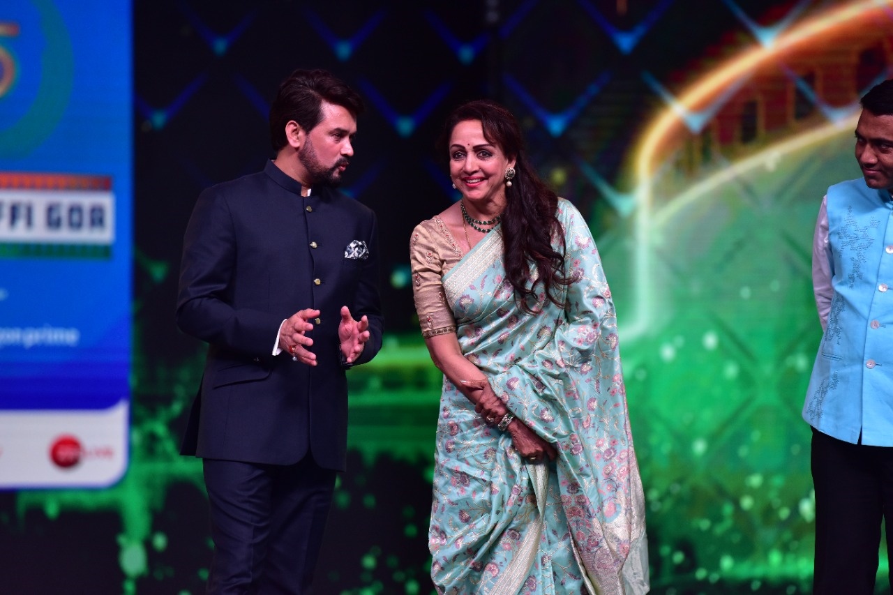 హేమమాలినికి అవార్డు, Hema Malini receives Indian Film Personality of the Year award