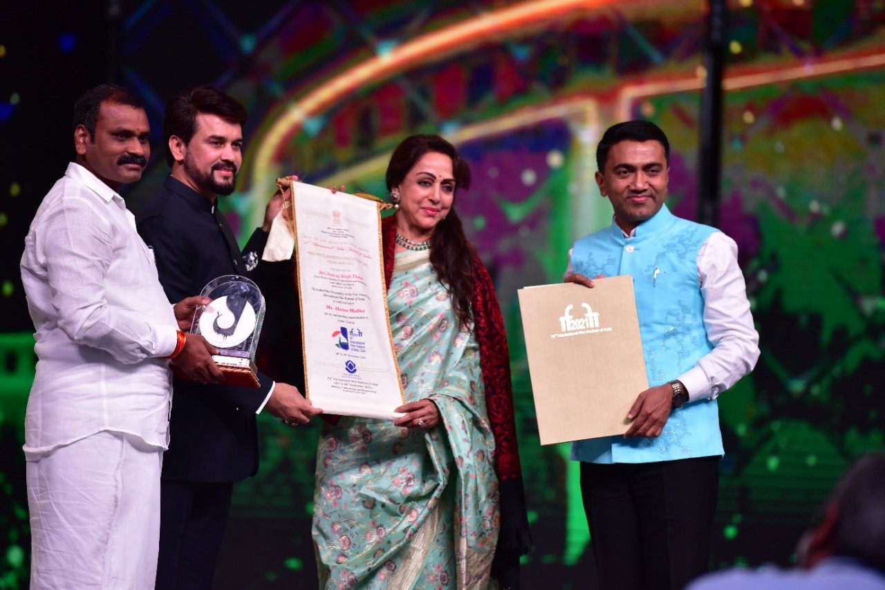 హేమమాలినికి అవార్డు, Hema Malini receives Indian Film Personality of the Year award