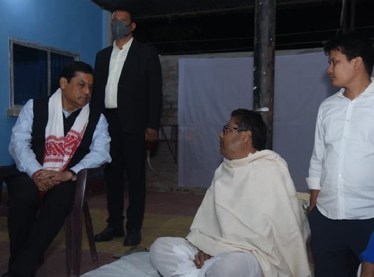ex-cm-sarbananda-sonowal-mp-tapan-gogois-home-to-pay-tribute-to-his-mother