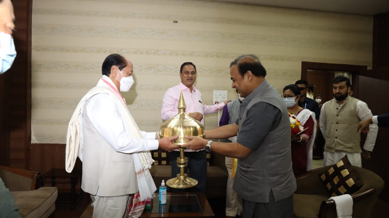 chief-minister-dr-himanta-biswa-sharma-meets-nagaland-cm-in-jorhat