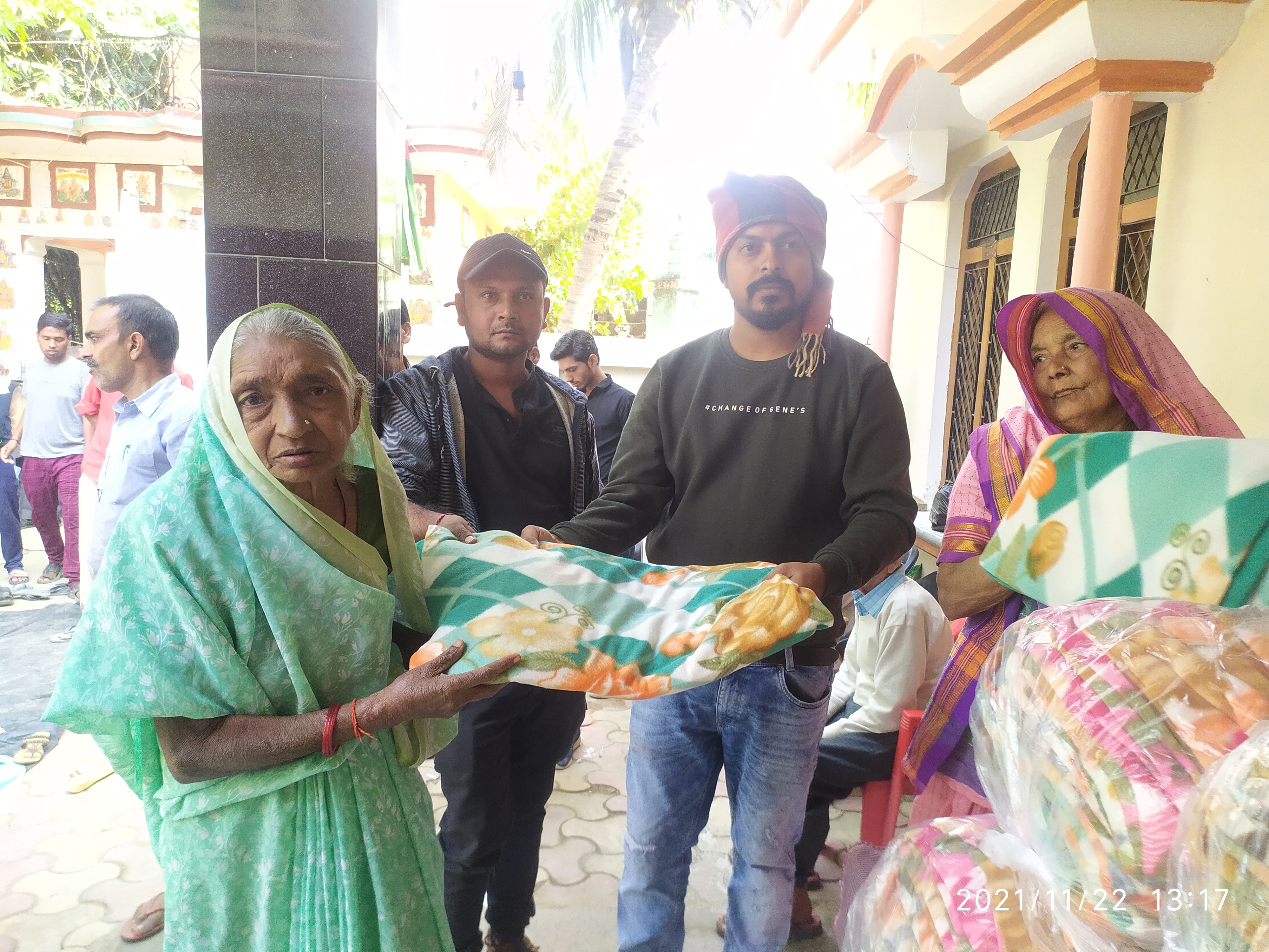 प्रतापगढ़ में समाजसेवी संस्था ने गरीबों को बांटे कंबल.