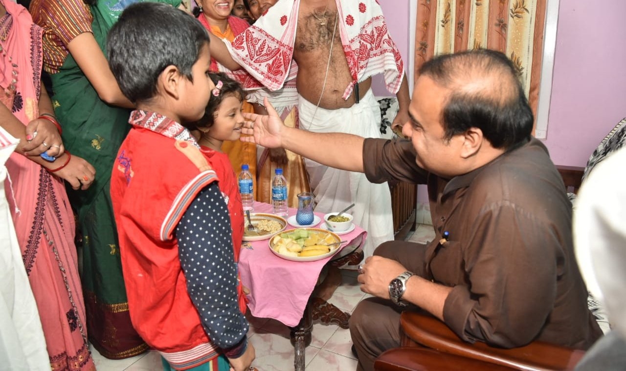 cm-dr-himanta-biswa-sharma-arrived-at-the-residence-of-late-social-workers-in-jalukbari