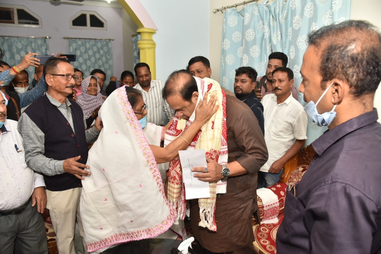 cm-dr-himanta-biswa-sharma-arrived-at-the-residence-of-late-social-workers-in-jalukbari
