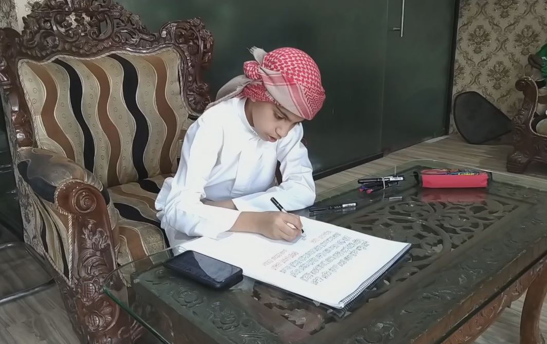 حیدرآباد کا 13 سالہ علی امجد سلطان فن خطاطی میں ماہر
