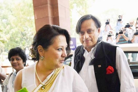 shashi-tharoor-tweets-pic-with-women-mps-internet-reacts-on-his-comment