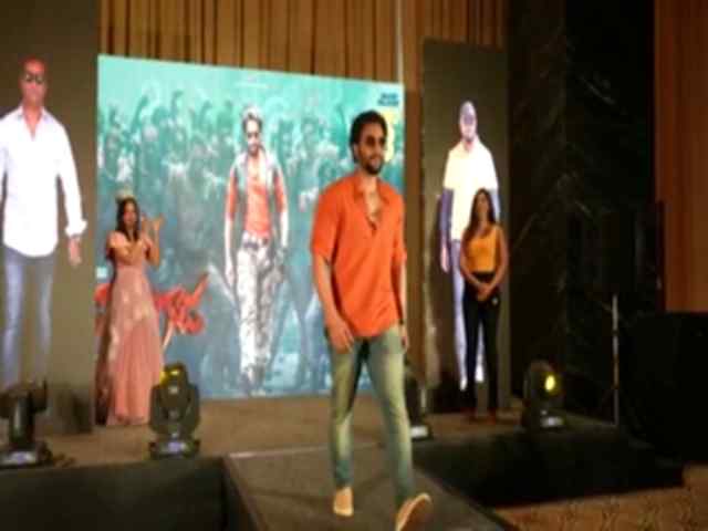 actor  Sreemurali stepping on the ramp