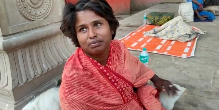 woman begging in varanasi, ఇంగ్లీషులో భిక్షాటన