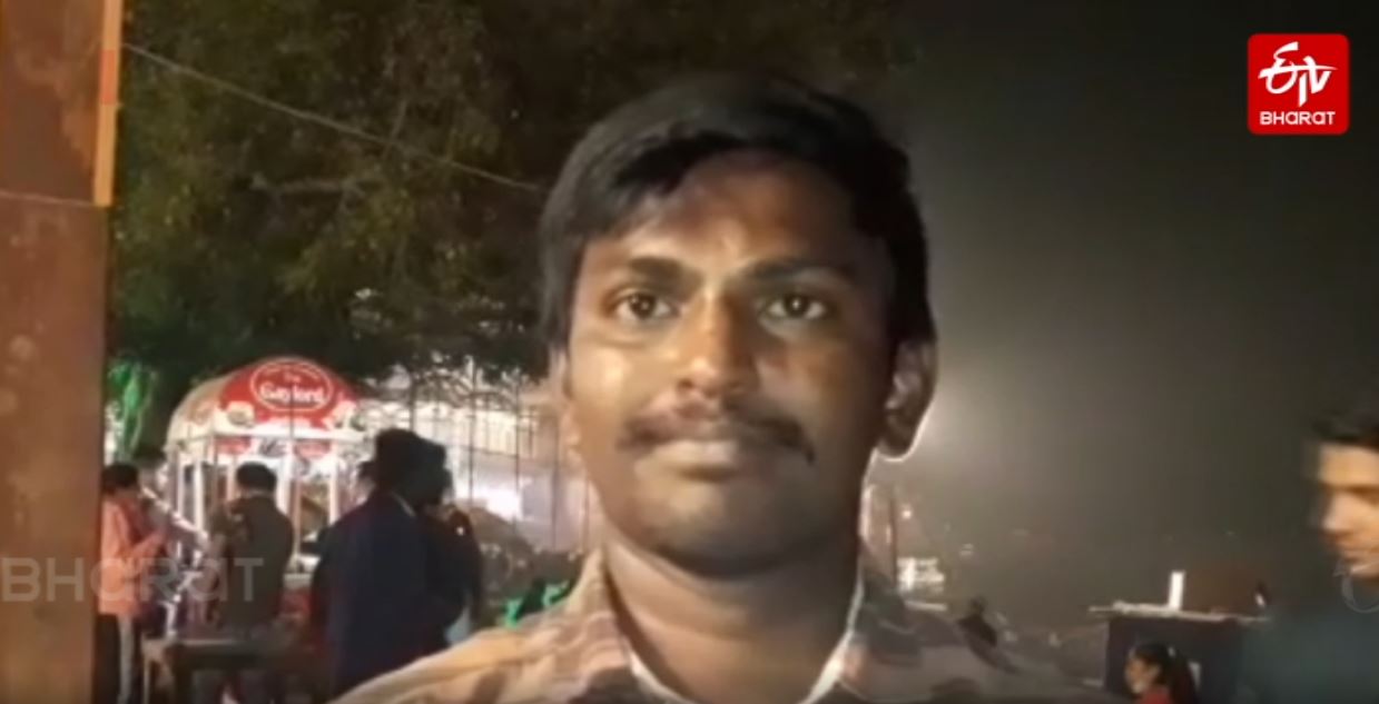 woman begging in varanasi, ఇంగ్లీషులో భిక్షాటన