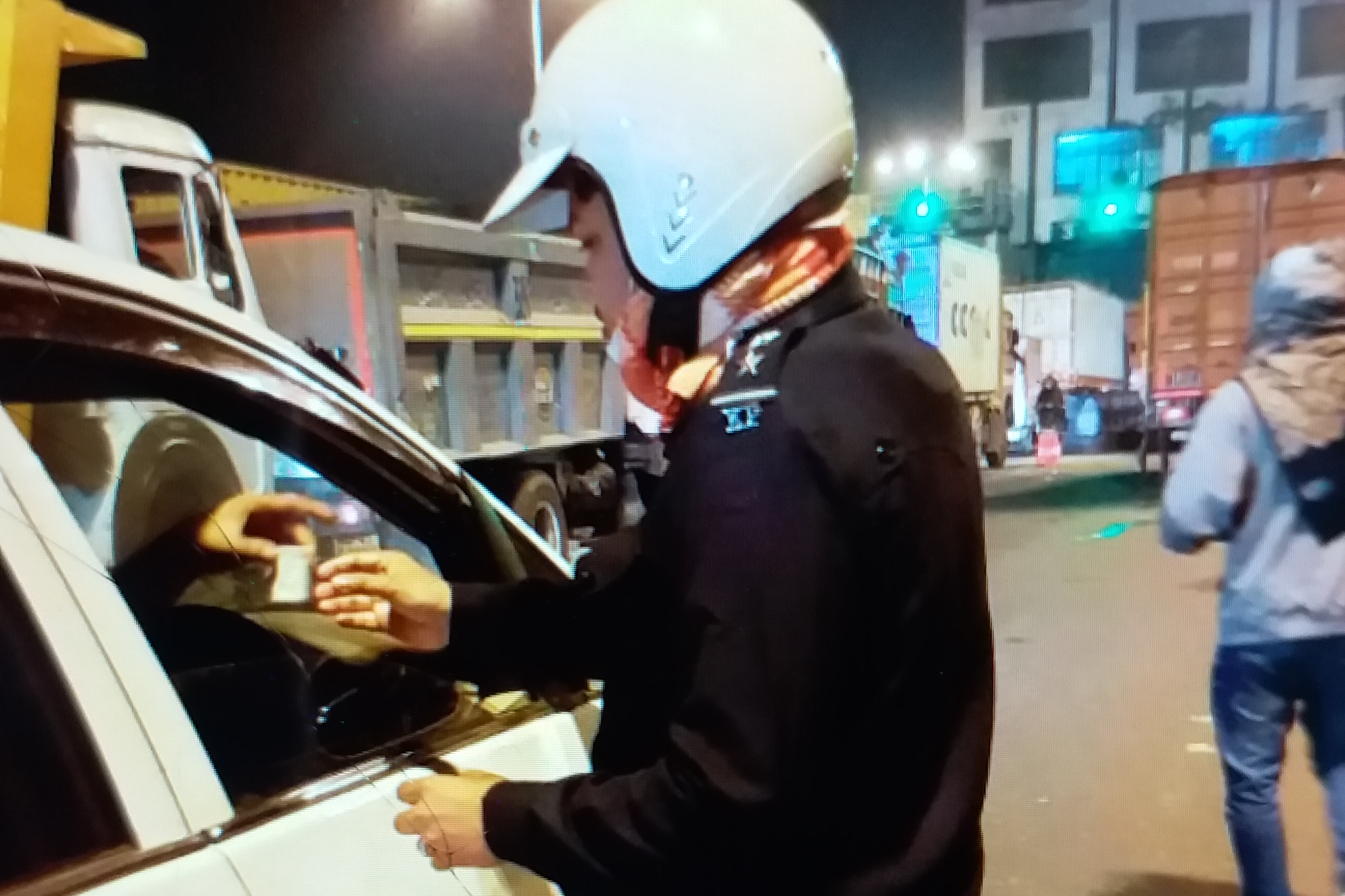 KP initiative after Nadia Road Accident: Kolkata police offers tea biscuits to drivers at night to stop accident