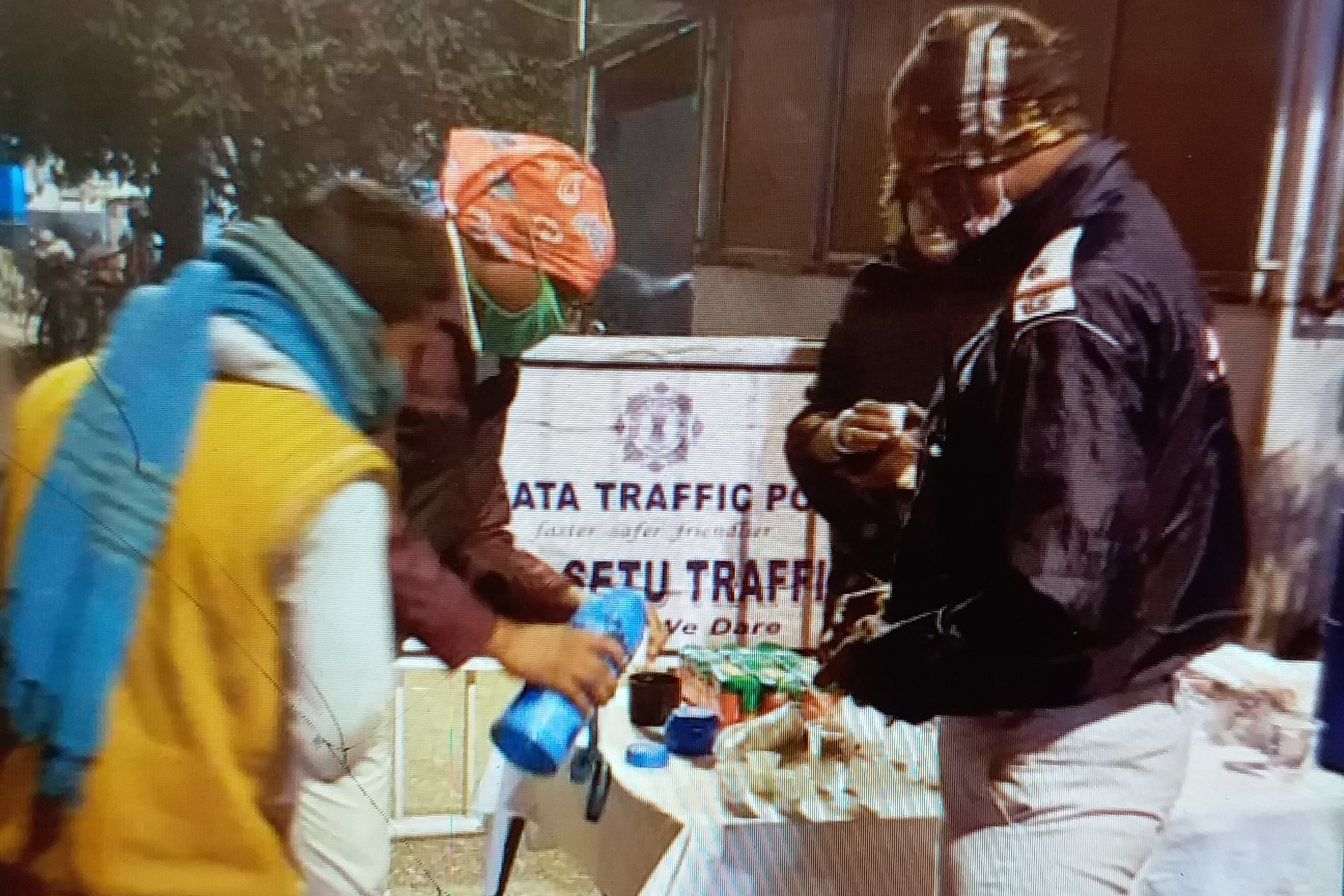 KP initiative after Nadia Road Accident: Kolkata police offers tea biscuits to drivers at night to stop accident