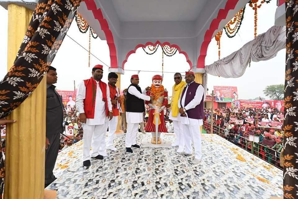 सपा के राष्ट्रीय अध्यक्ष अखिलेश यादव ने महाराजा खेत सिंह खंगार की प्रतिमा का अनावरण किया